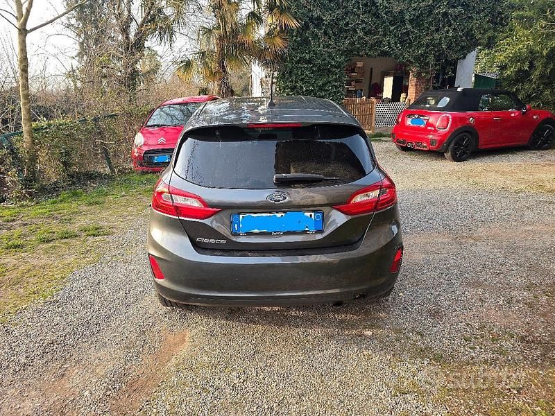 Usata Ford Fiesta Titanium 86 CV (63 kW) 2018 Grigio Utilitaria
