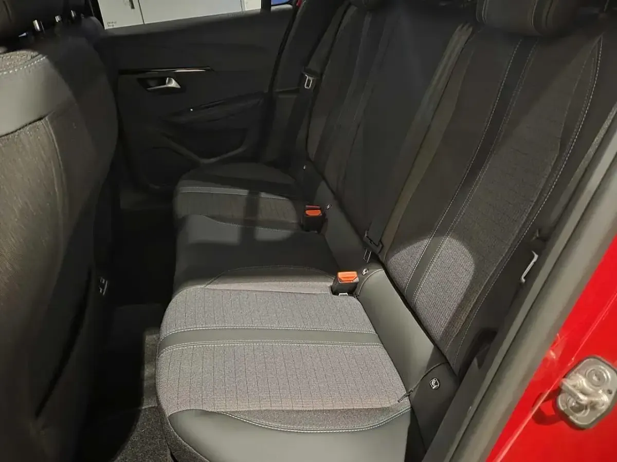 Usata Peugeot 208 Allure 75 CV (55 kW) 2022 Rosso Utilitaria
