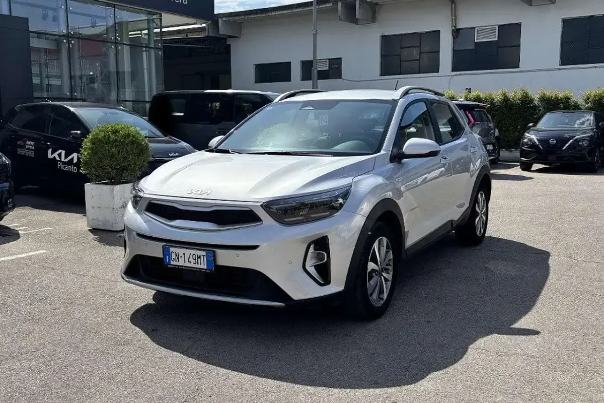 Usata Kia Stonic Urban 84 CV (61 kW) 2023 Argento SUV
