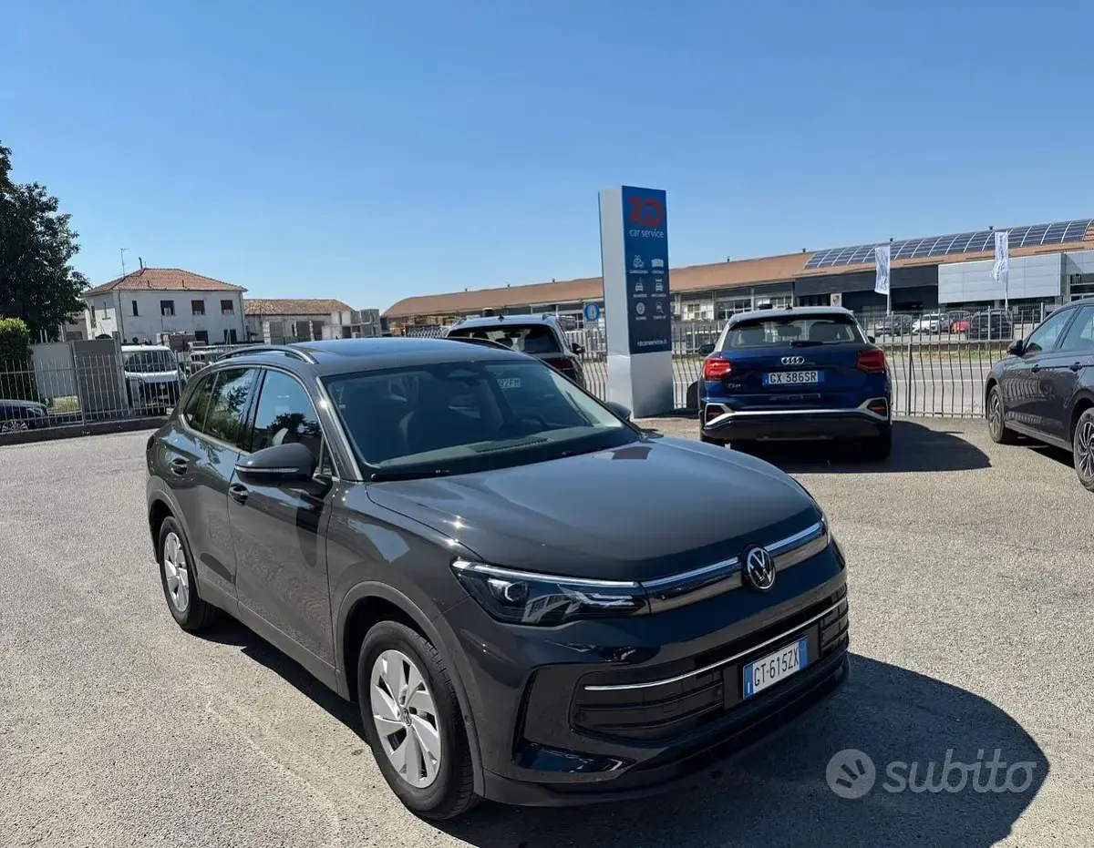 Usata VW Tiguan Life 131 CV (96 kW) 2024 Grigio SUV