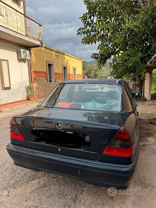 Usata Mercedes C180 122 CV (89 kW) 1997 Nero Berlina