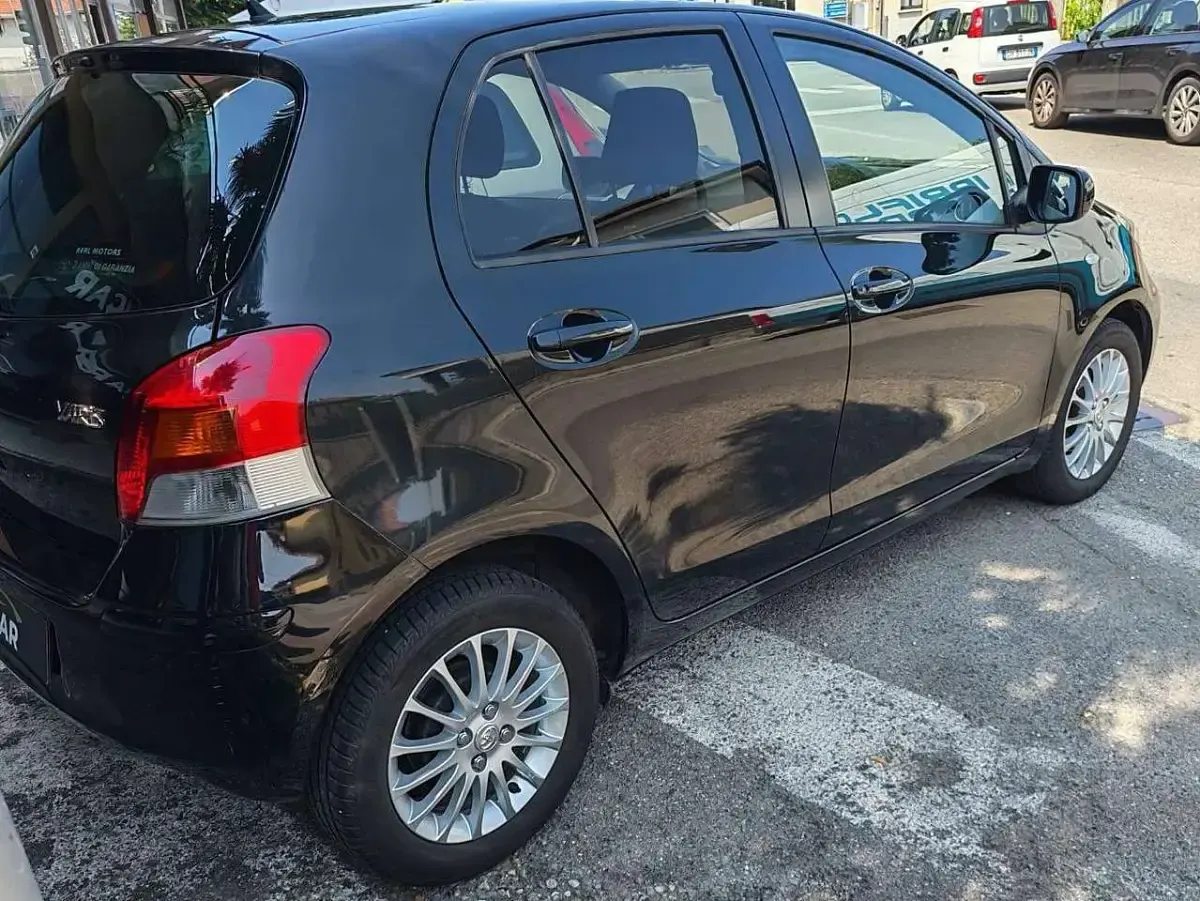 Usata Toyota Yaris Sol 101 CV (74 kW) 2009 Blu/azzurro Utilitaria