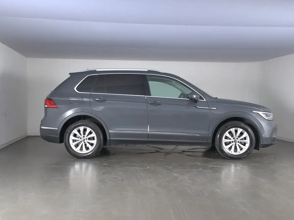 Usata VW Tiguan Elegance 150 CV (110 kW) 2021 Dolphin grey metallizzato SUV