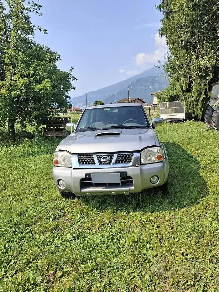 Usata Nissan Navara 133 CV (97 kW) 2004 Grigio Pick-up