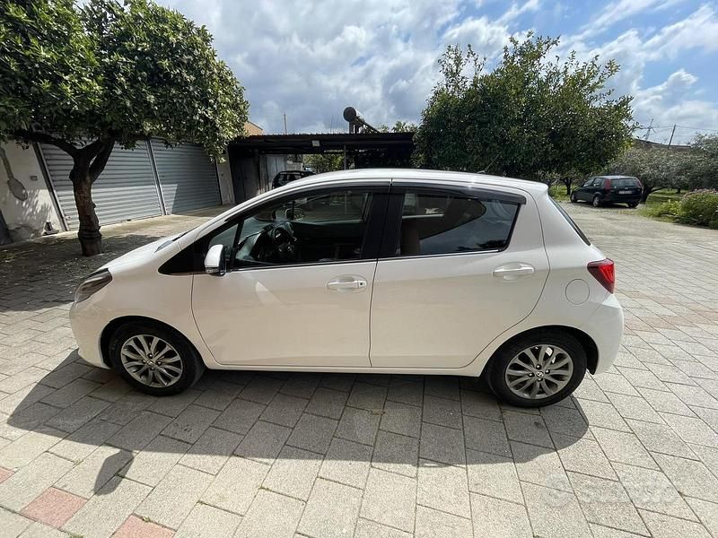 Usata Toyota Yaris Lounge 69 CV (50 kW) 2015 Bianco Utilitaria