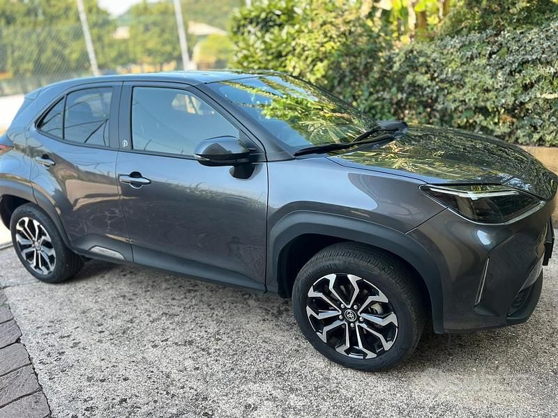 Usata Toyota Yaris Hybrid Lounge 130 CV (95 kW) 2023 Grigio Berlina