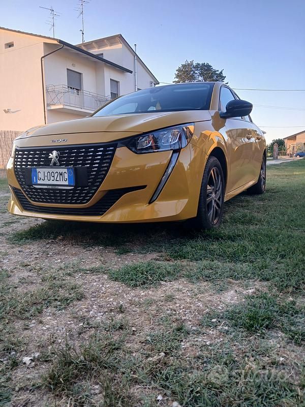 Usata Peugeot 208 100 CV (73 kW) 2022 Giallo Utilitaria