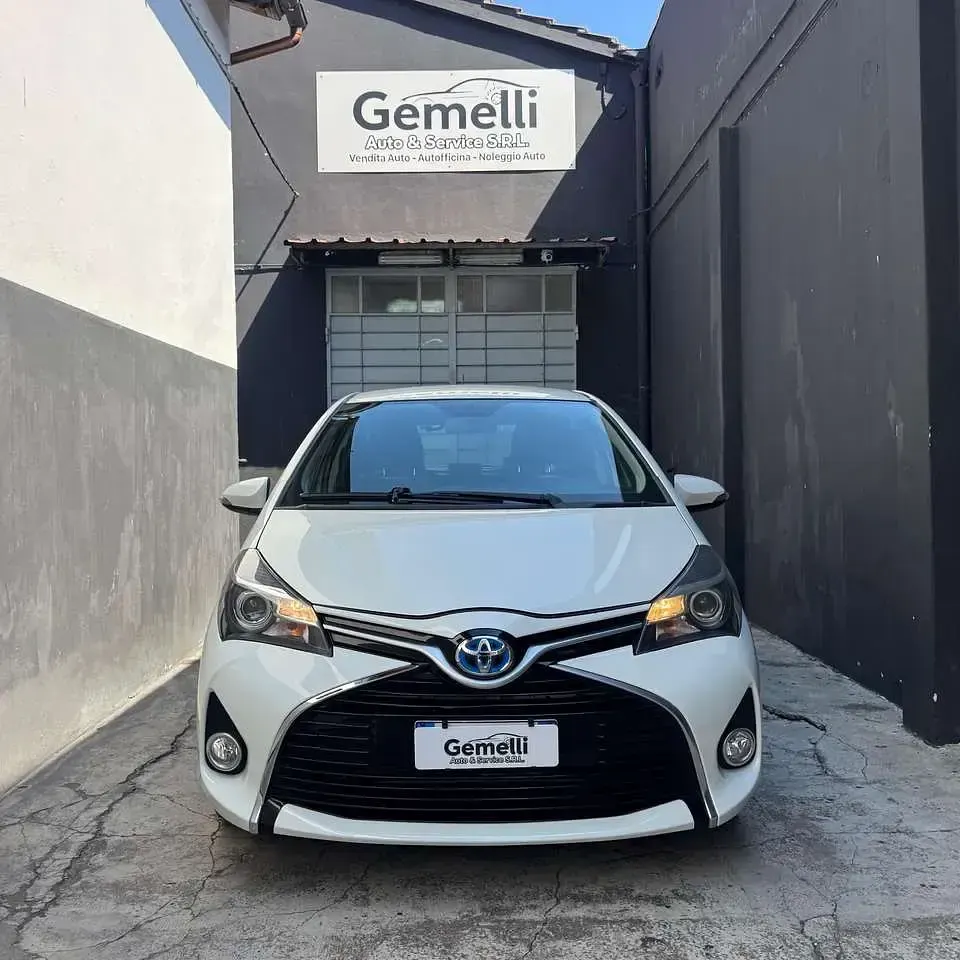 Usata Toyota Yaris Hybrid Style 75 CV (55 kW) 2015 Bianco Berlina