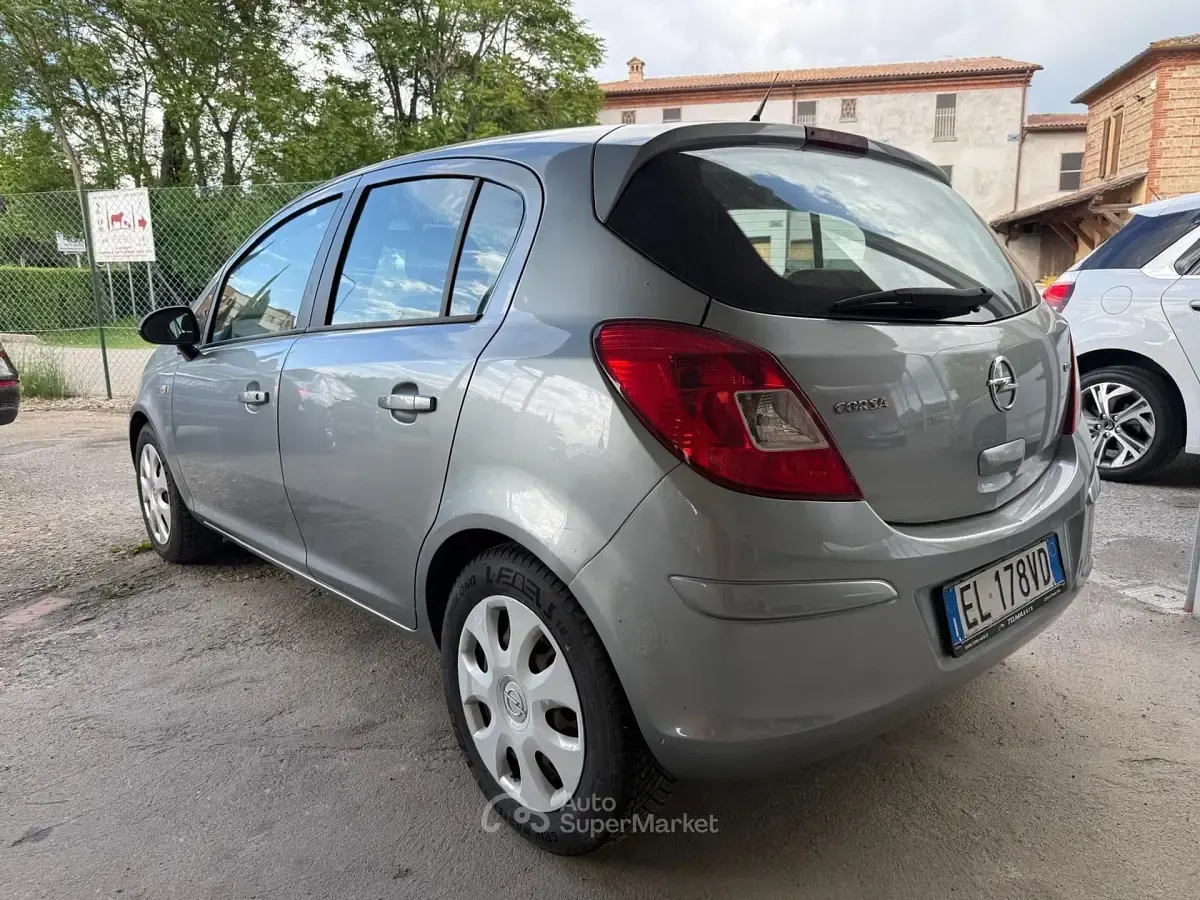 Usata Opel Corsa 75 CV (55 kW) 2012 Gray Utilitaria