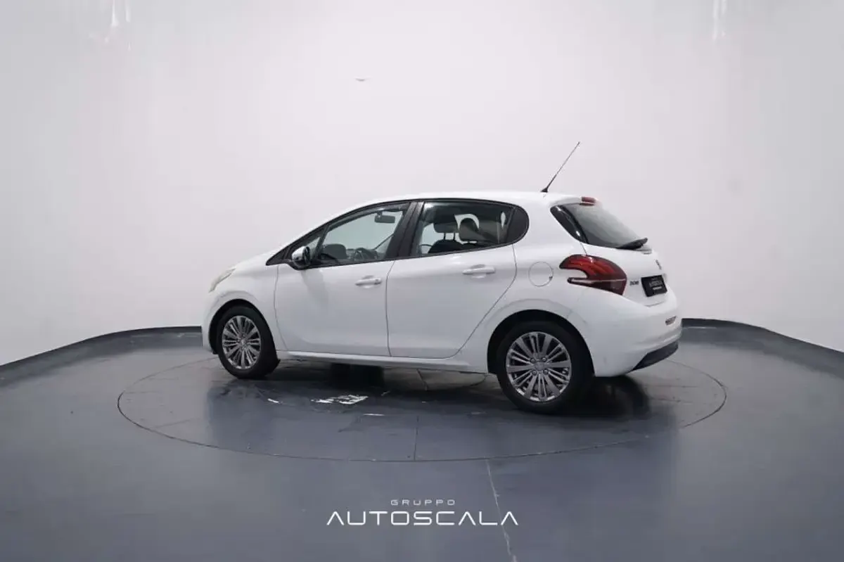 Usata Peugeot 208 Business-Line 82 CV (60 kW) 2015 Bianco Utilitaria