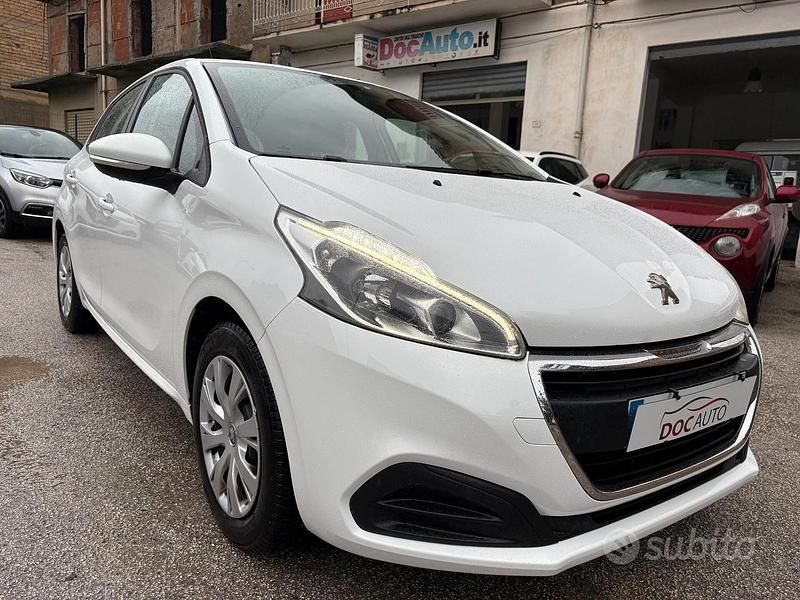 Usata Peugeot 208 Active 81 CV (59 kW) 2018 Bianco Utilitaria