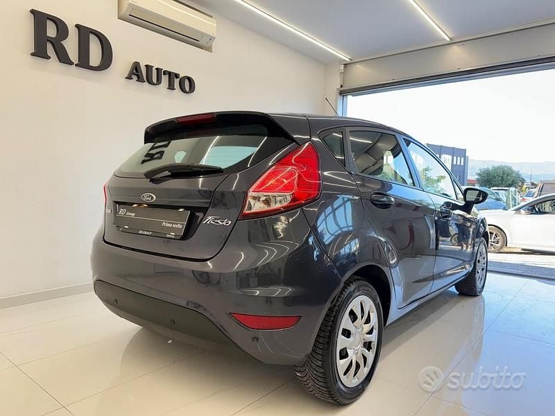 Usata Ford Fiesta Titanium 75 CV (55 kW) 2013 Grigio Utilitaria