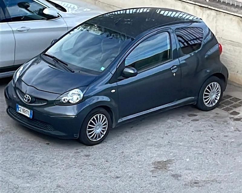 Usata Toyota Aygo 68 CV (50 kW) 2009 Grigio Utilitaria