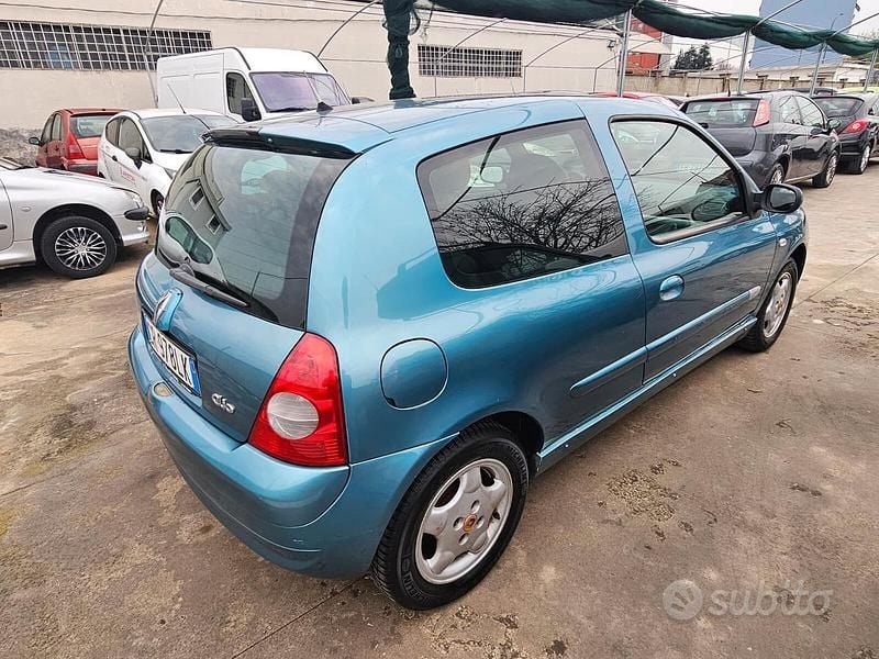 Usado Renault Clio II 58 CV (42 kW) 2005 Azul Berlina