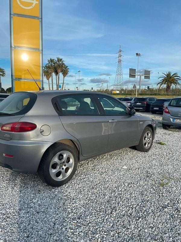 Usado Alfa Romeo 147 120 CV (88 kW) 2007 Gris Utilitario