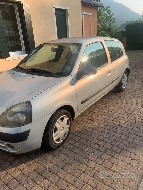 Usata Renault Clio II 54 CV (39 kW) 2002 Grigio Utilitaria