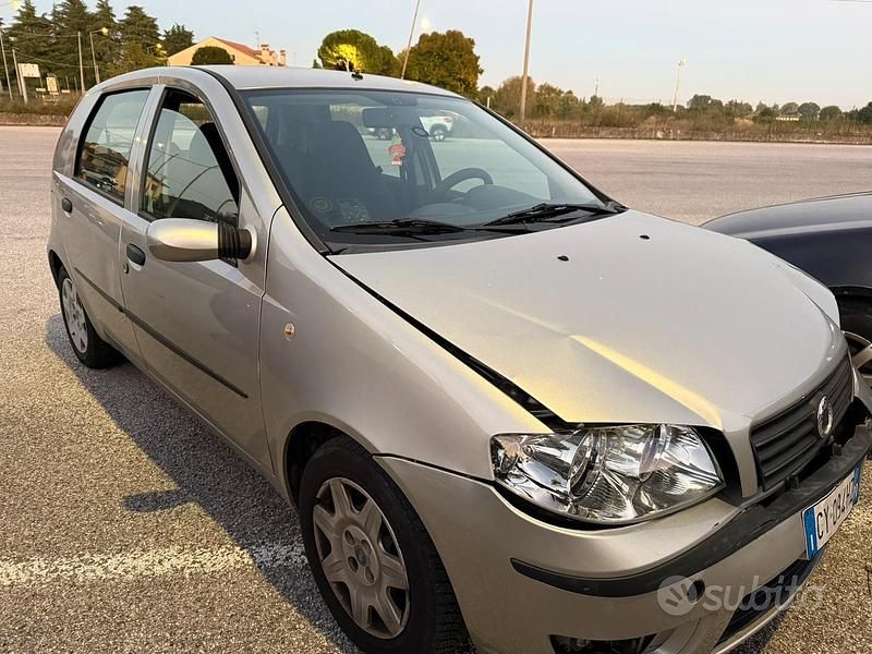 Grigio Usata 2006 Fiat Punto Tre volumi | 1000 € - Immagine 1/4