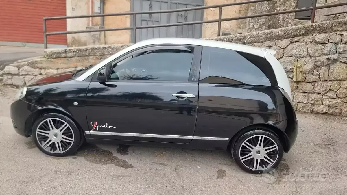 Usata Lancia Ypsilon 75 CV (55 kW) 2011 Nero Utilitaria
