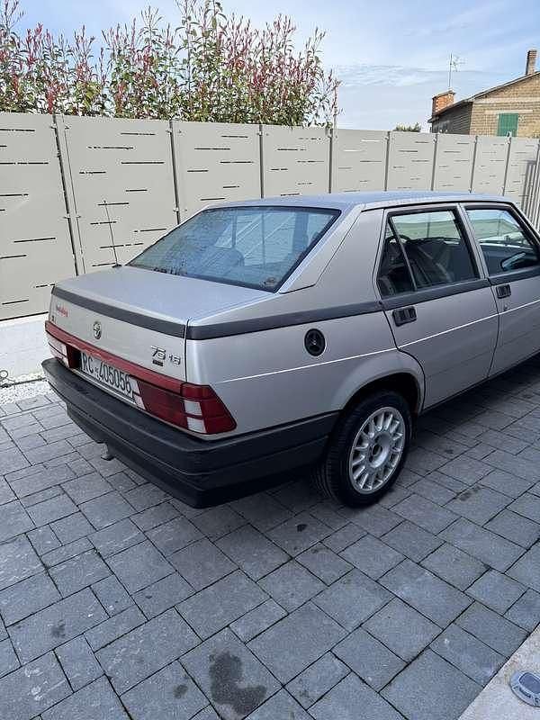 Usata Alfa Romeo 75 110 CV (80 kW) 1989 Argento Berlina