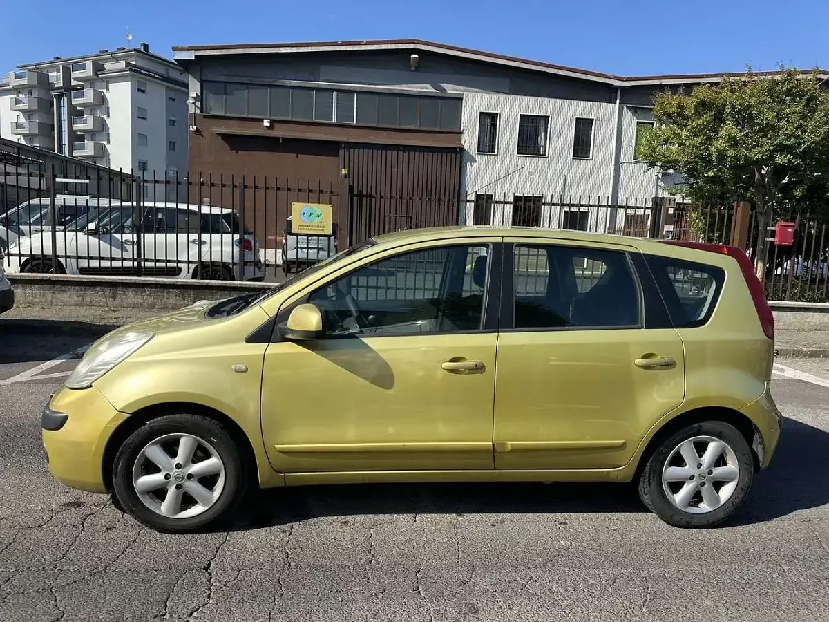 Usata Nissan Note Acenta 88 CV (64 kW) 2006 Oro Utilitaria