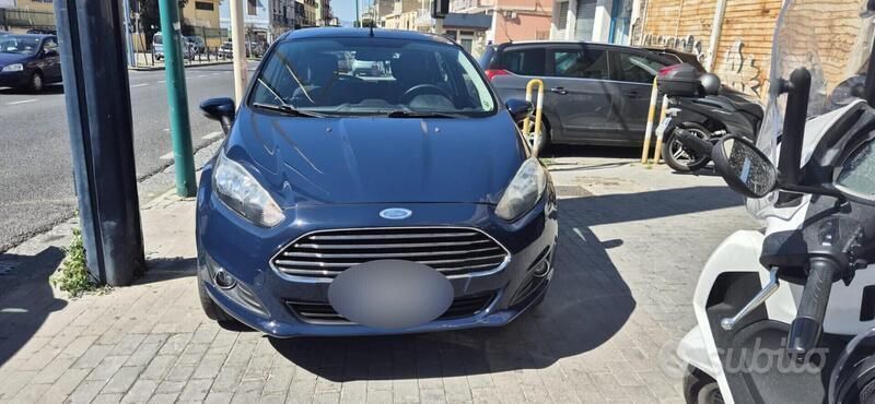 Blu Usata 2013 Ford Fiesta Titanium Due volumi | 5800 € (Cara) - Immagine 1/4
