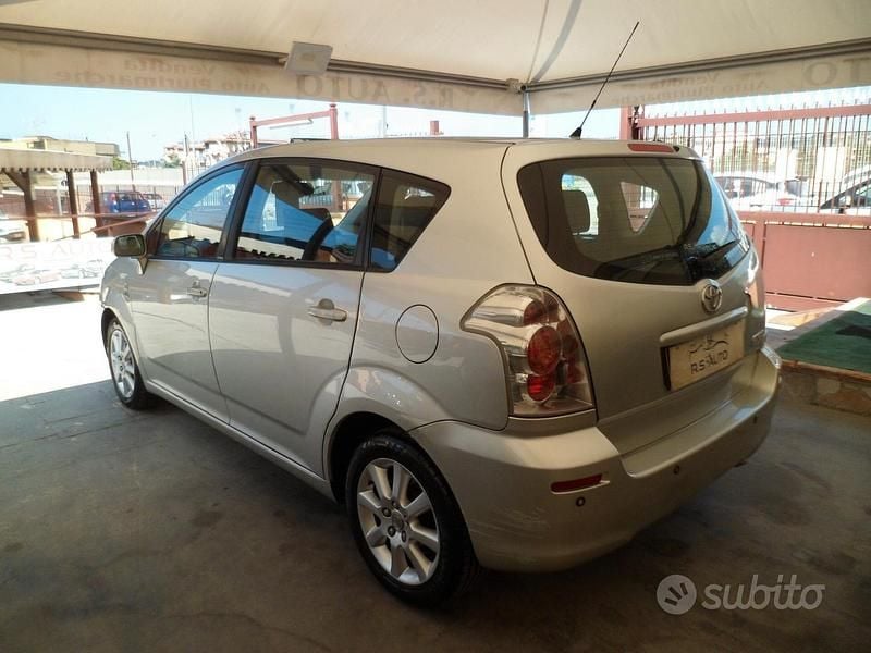 Usata Toyota Corolla Verso 116 CV (85 kW) 2005 Grigio Monovolume