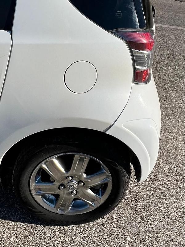 Usata Toyota iQ 68 CV (50 kW) 2011 Bianco Utilitaria