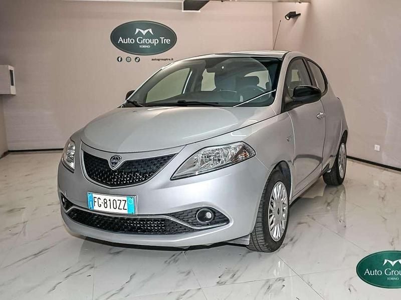 Usata Lancia Ypsilon Platinum 69 CV (50 kW) 2017 Argento Utilitaria
