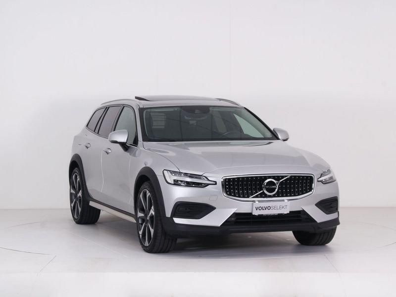 Usata Volvo V60 CC Pro 190 CV (139 kW) 2020 Silver bright Station wagon