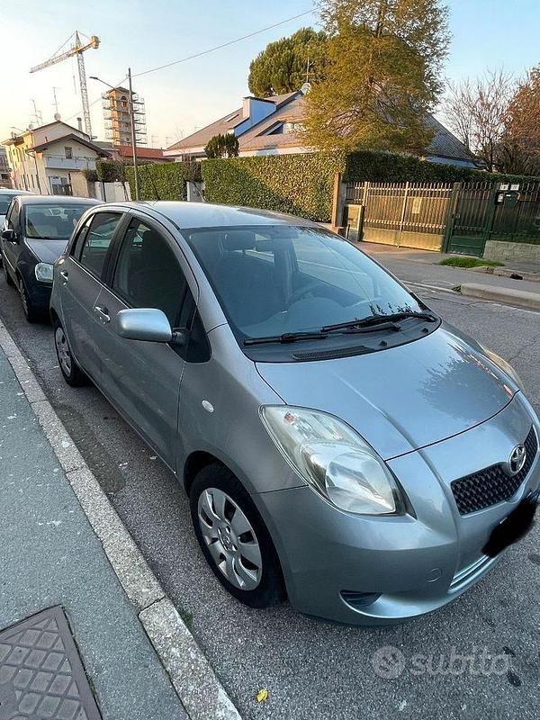 Usata Toyota Yaris 69 CV (50 kW) 2008 Grigio Utilitaria
