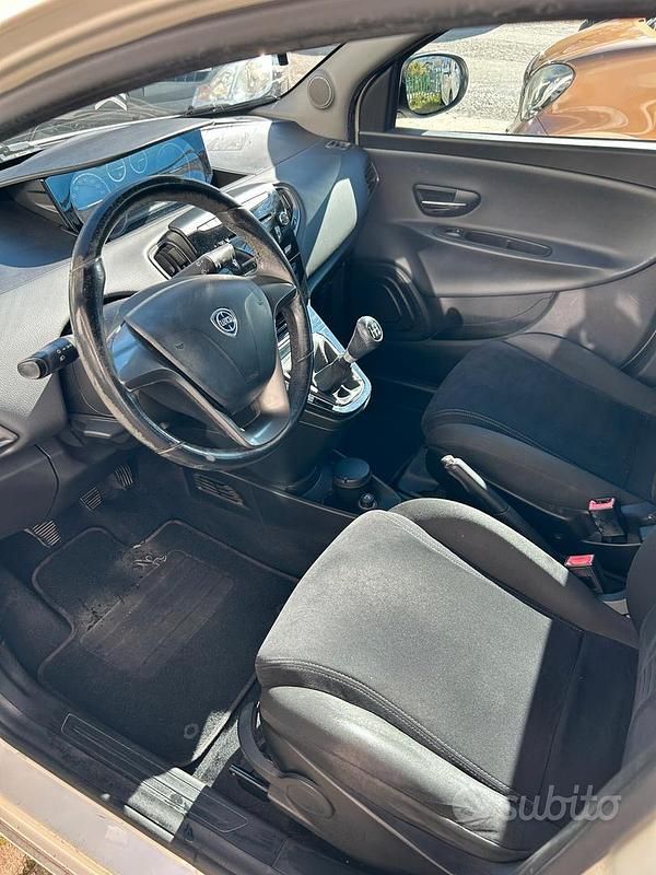 Begagnad Lancia Ypsilon 95 HK (69 kW) 2012 Vit Halvkombi