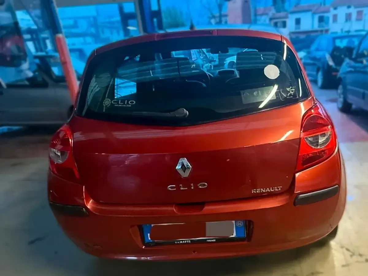 Usata Renault Clio II Dynamique 75 CV (55 kW) 2006 Arancione Berlina