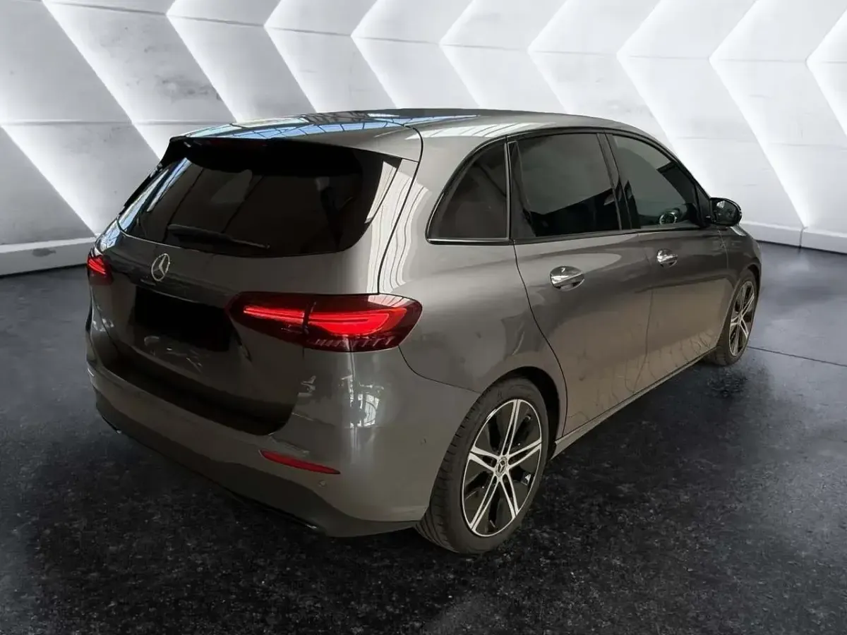 Usata Mercedes B180 Edition 116 CV (85 kW) 2025 Grigio Utilitaria