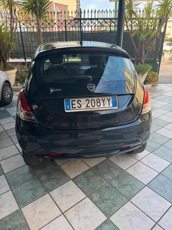 Usata Lancia Ypsilon 80 CV (58 kW) 2013 Nero Utilitaria
