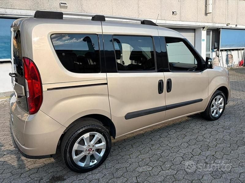 Begagnad Fiat Doblò Lounge 120 HK (88 kW) 2015 Grå Minibuss