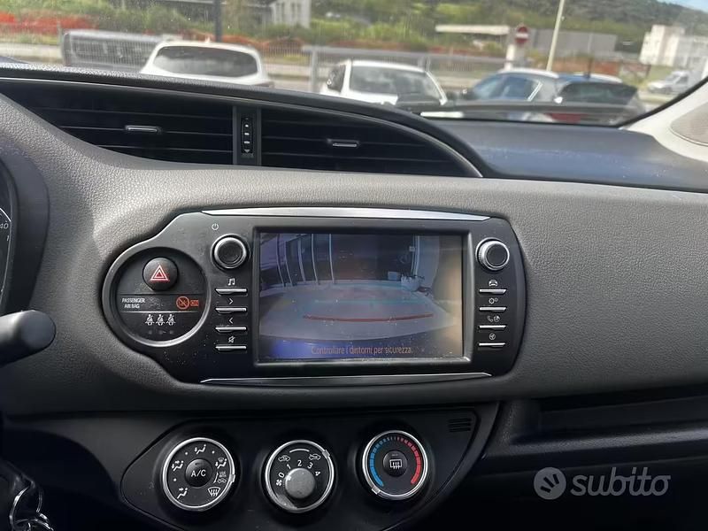Usata Toyota Yaris 90 CV (66 kW) 2017 Blu Berlina