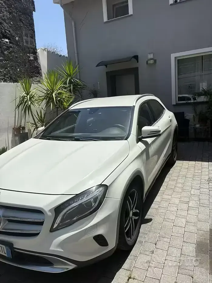 Usata Mercedes GLA200 136 CV (100 kW) 2015 Bianco SUV