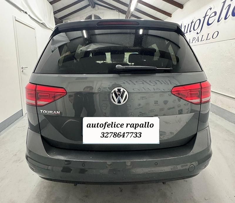 Usado VW Touran Executive 115 CV (84 kW) 2019 Plateado Monovolumen