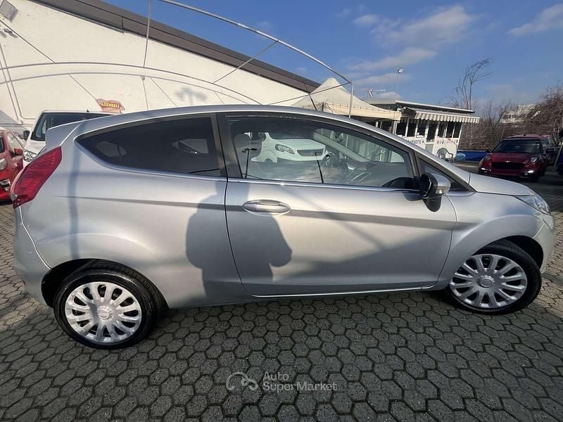 Usata Ford Fiesta 95 CV (69 kW) 2010 Grigio Utilitaria