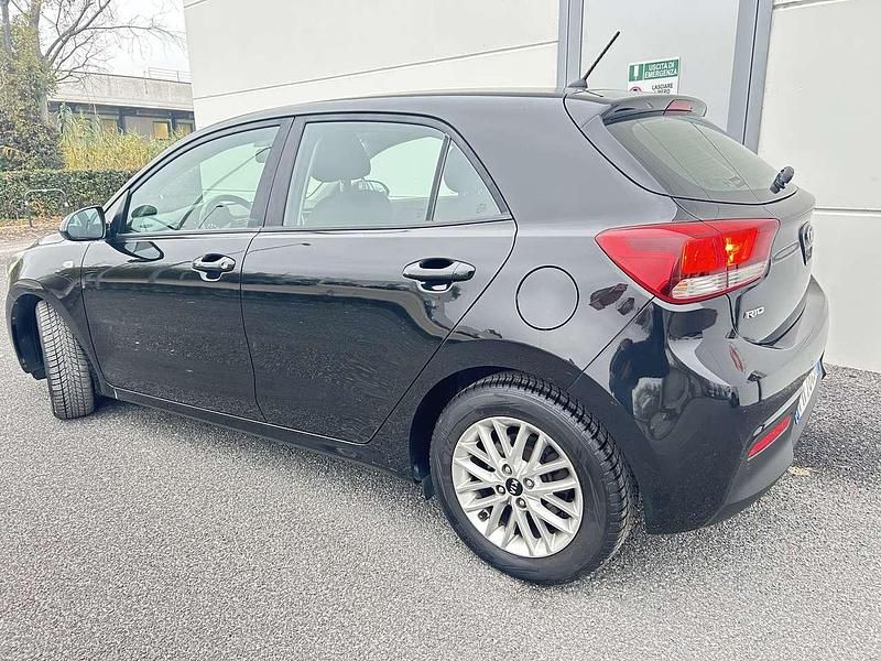 Usata Kia Rio Active 77 CV (56 kW) 2017 Nero Berlina