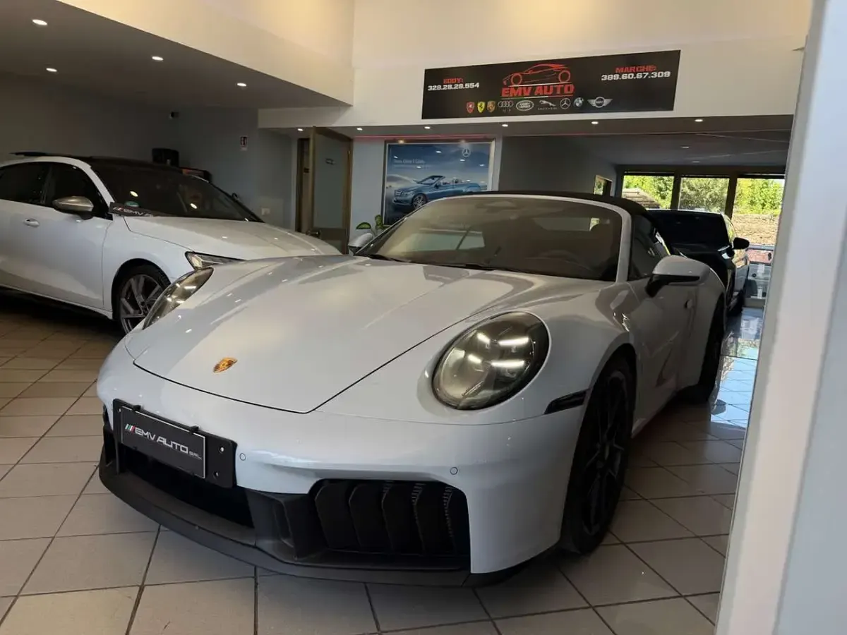 Usata Porsche 992 541 CV (397 kW) 2026 Grigio Cabrio
