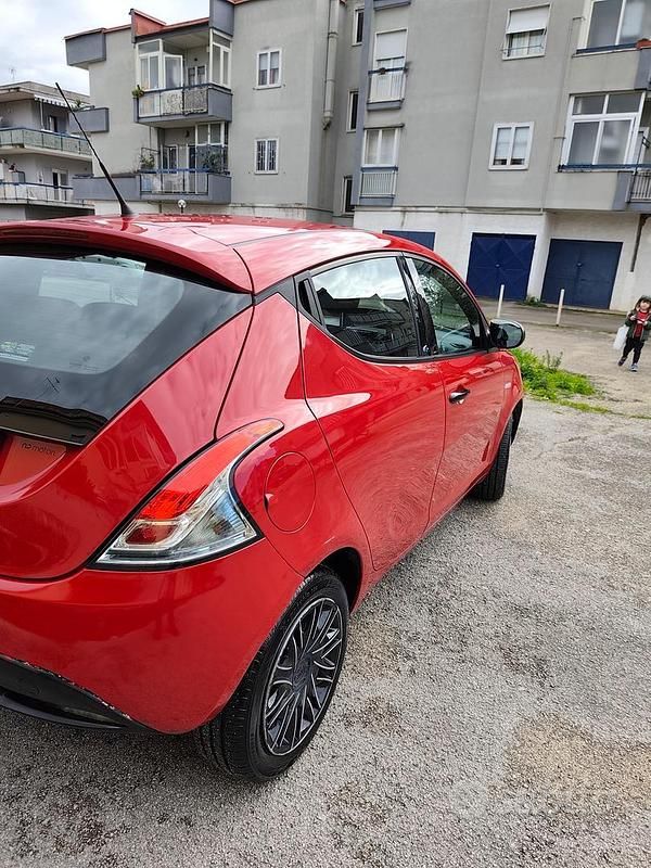 Usata Lancia Ypsilon 69 CV (50 kW) 2019 Rosso Utilitaria