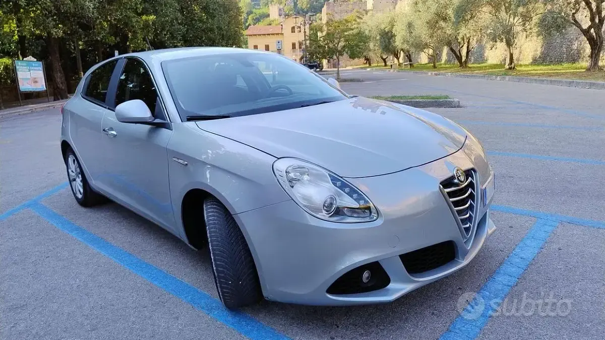 Usata Alfa Romeo Giulietta Distinctive 105 CV (77 kW) 2011 Grigio Utilitaria