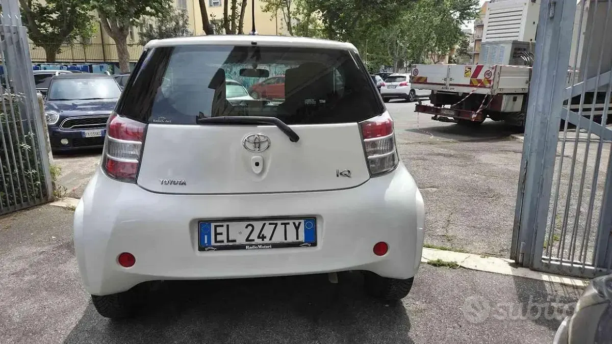 Usata Toyota iQ Trend 68 CV (50 kW) 2012 Bianco Utilitaria