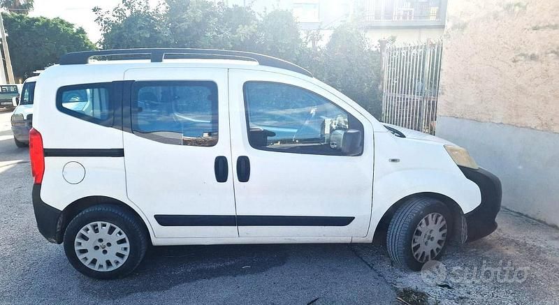 Usata Peugeot Bipper 75 CV (55 kW) 2011 Bianco Monovolume