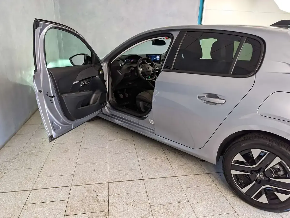 Usata Peugeot 208 Allure 101 CV (74 kW) 2025 Grigio Utilitaria