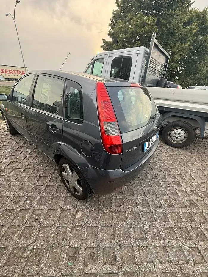 Usata Ford Fiesta 80 CV (58 kW) 2004 Grigio Utilitaria