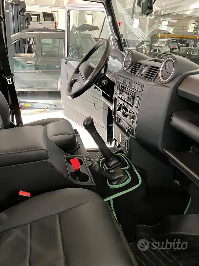 Usata Land Rover Defender 68 CV (50 kW) 2013 Grigio SUV