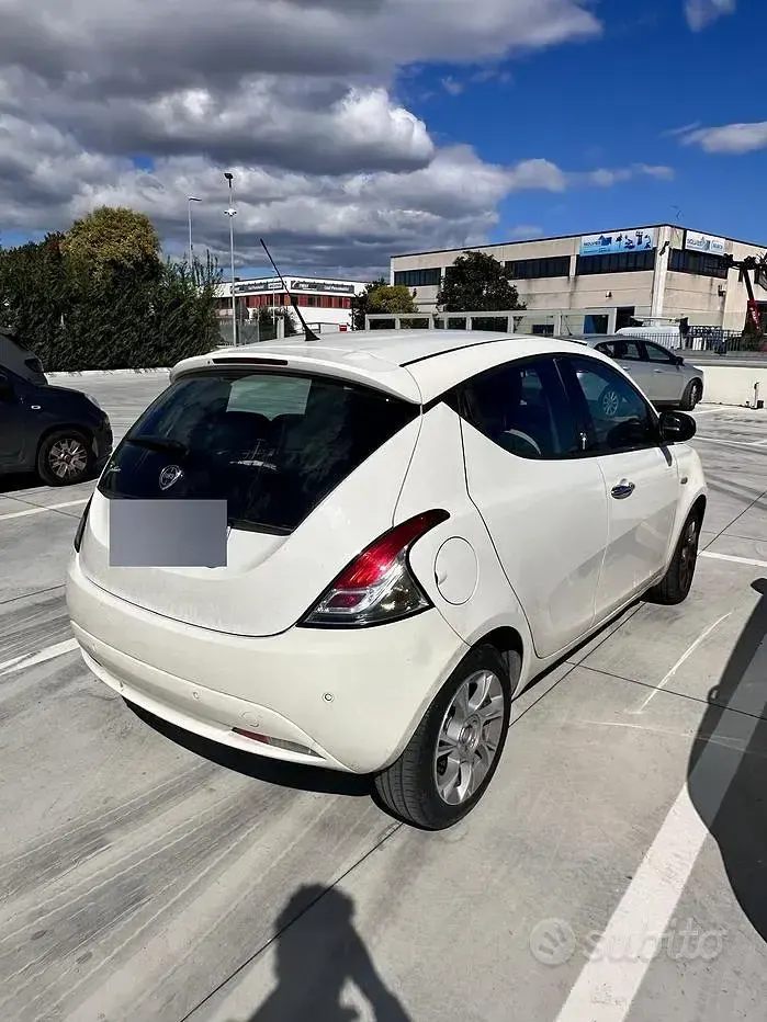 Usata Lancia Ypsilon 90 CV (66 kW) 2016 Bianco Utilitaria