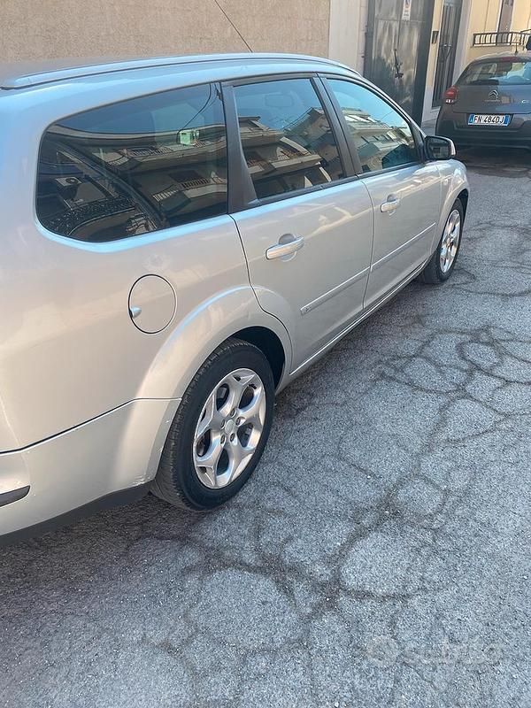 Usata Ford Focus 110 CV (80 kW) 2006 Grigio Station wagon